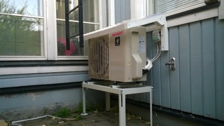 Sharp-merkkinen ulkoyksikkö asennettuna omakotitalon ikkunan viereen