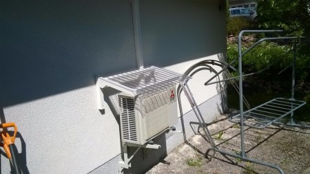 ISCOP:n asentama ilmalämpöpumpun ulkoyksikkö omakotitalon seinällä
